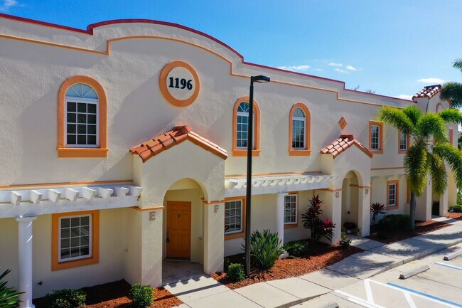 Foto del edificio - Deep Creek Townhome - Golf Course View (ONE FREE MONTH RENT FOR QUALIFIED APPLICANTS!)