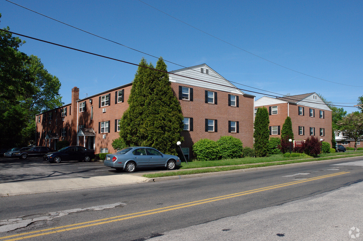 Logan Square Apartments - Norris Hills Apartments at Logan Street