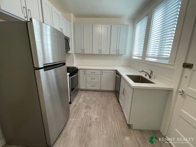 Building Photo - 1325 5th Ave