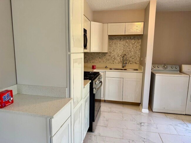 Building Photo - 2215 Henrietta Rd