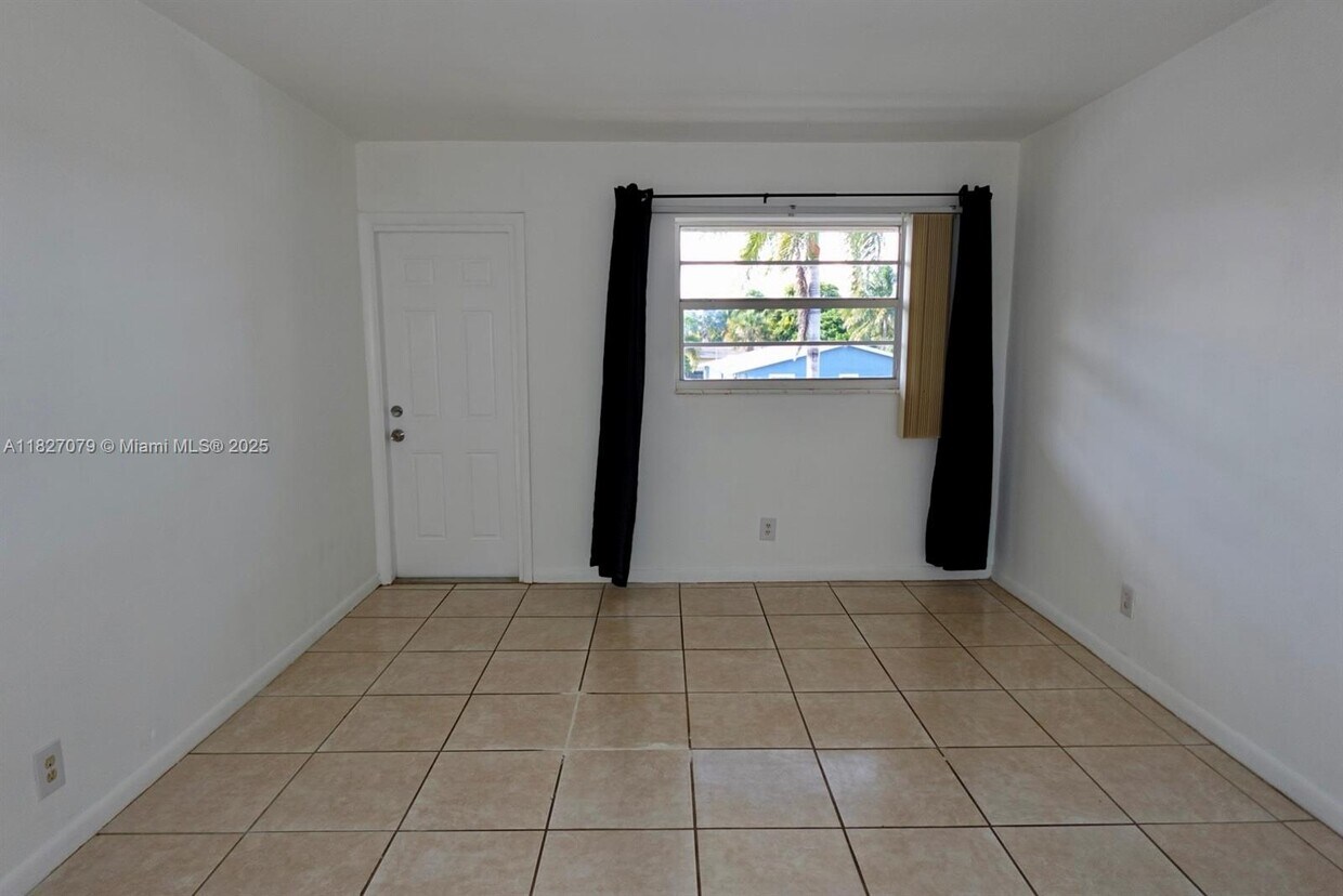 Primary Photo - 250 NE 40th St