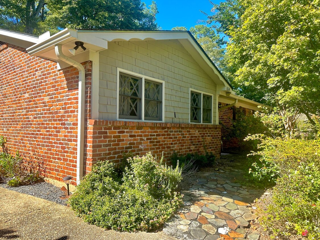 Foto principal - Super Cute One Level Home 1 mile from Toom...
