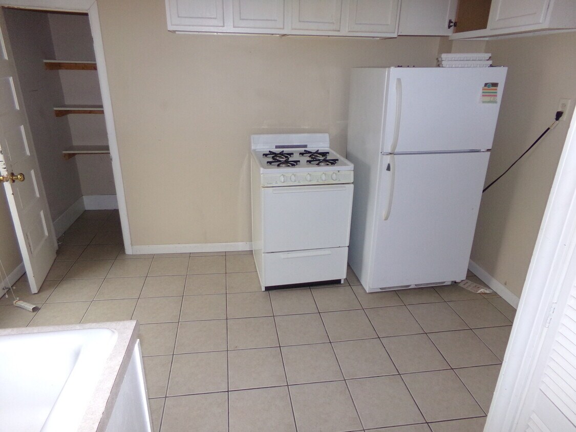 Building Photo - BCR Nice 1 BR All Utilities Paid