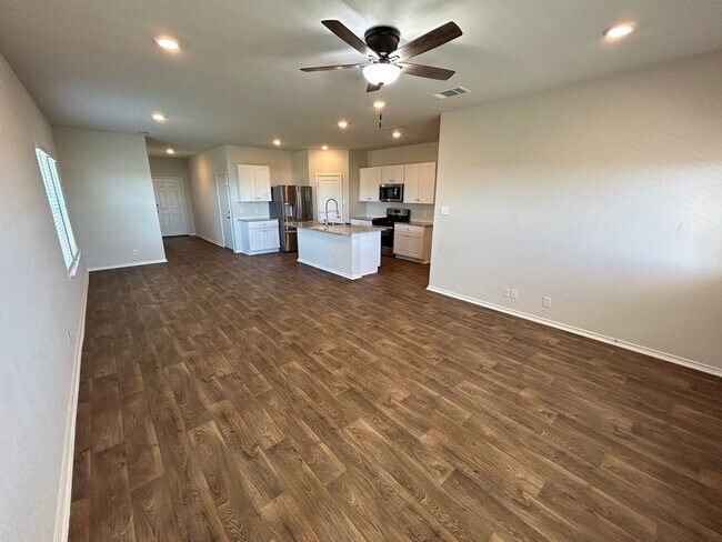 Foto del edificio - **Pending Application** AVAILABLE NOW! Gor...