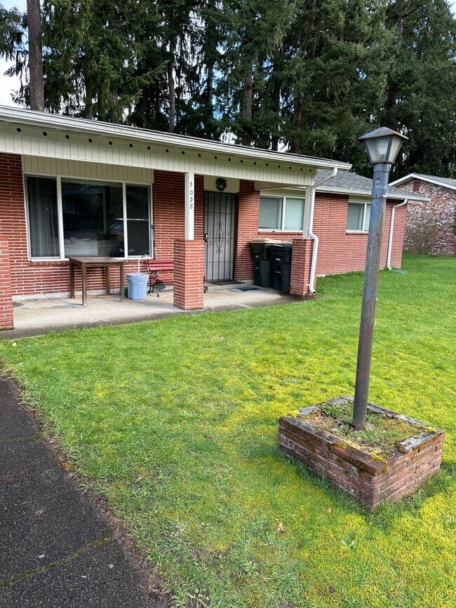 Building Photo - 3 Bedroom 1.5 Bath Duplex No Garage