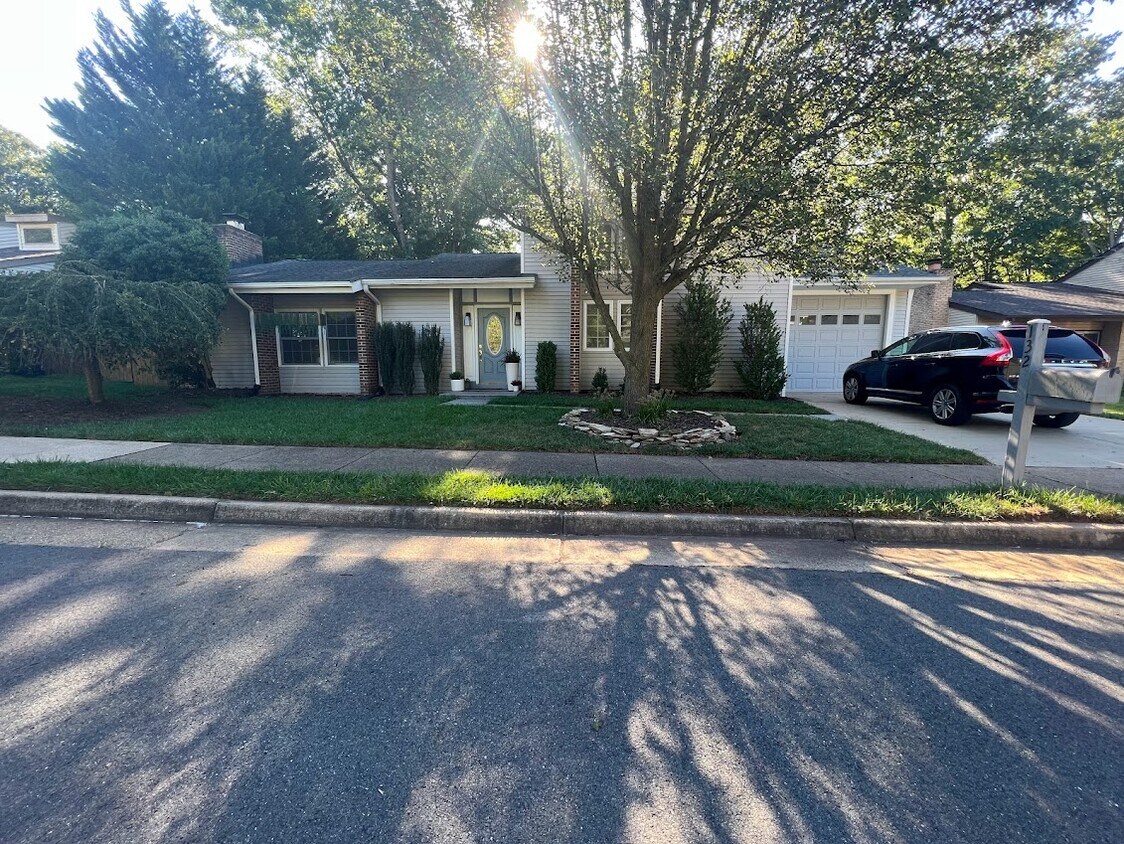 Primary Photo - 132 E Meadowland Ln