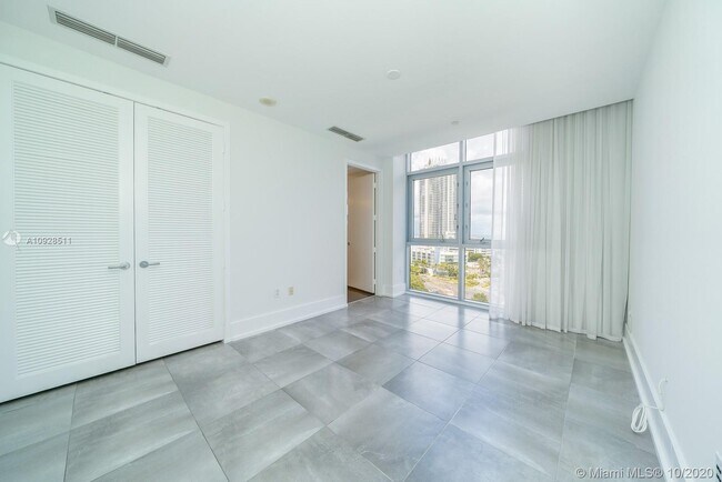 Building Photo - 201 Aqua Ave
