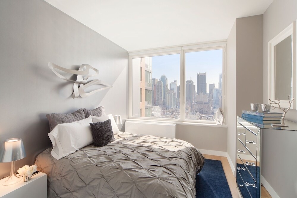 Building Photo - 606 W 47th St