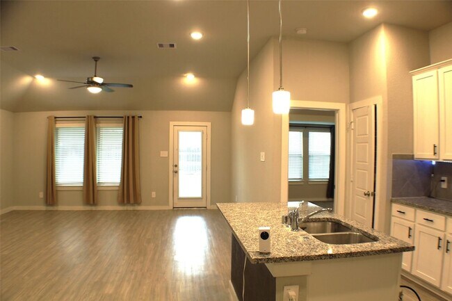Building Photo - 727 Larkspur Shadow Dr
