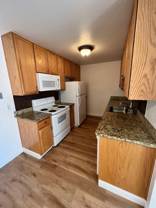 Building Photo - Great location close to shopping and trans...