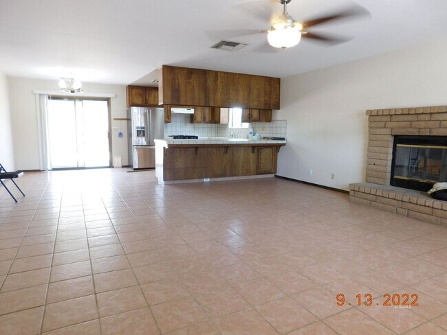 Foto del edificio - 330 E Wilson Ave