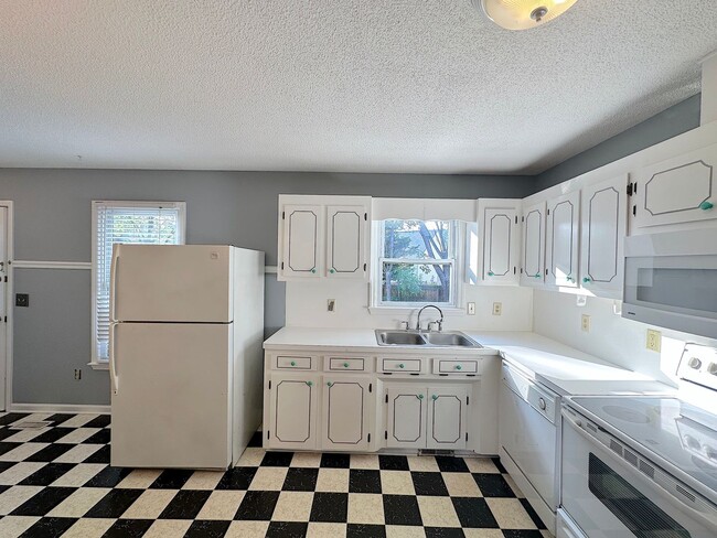 Building Photo - Well Maintained Ranch Style Home!