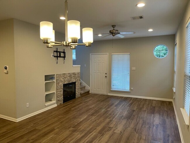 Foto del edificio - Highly Desirable  Condo/Townhome- Courtyar...