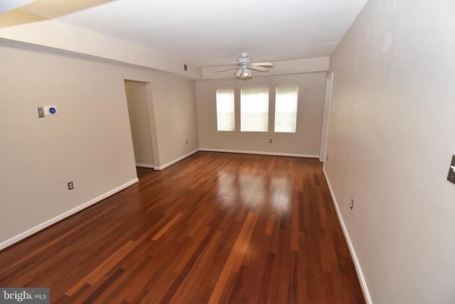 Building Photo - 1816 Queens Ln