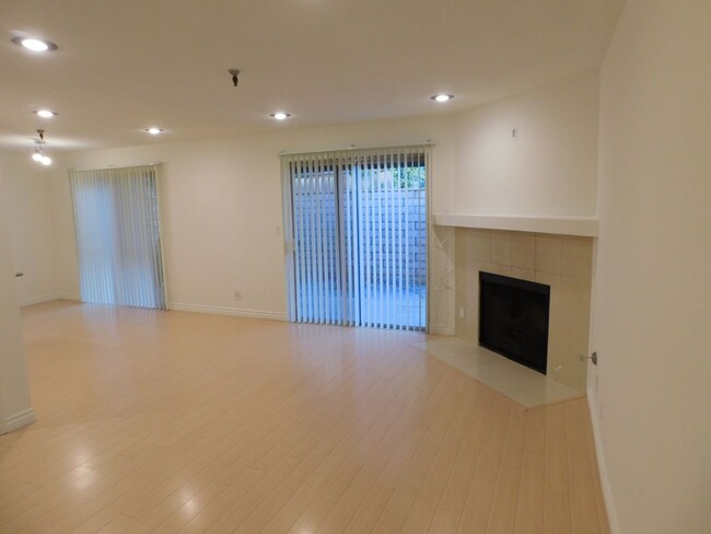 Foto del edificio - 2 Story Townhome Style 3 bedroom, 2.5 bath...