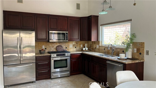 Foto del edificio - 25532 MacKenzie St