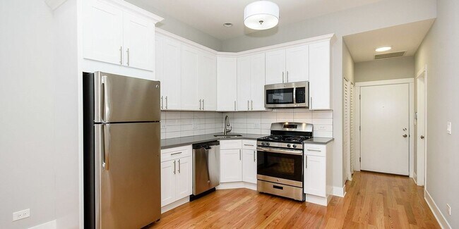 Building Photo - Beautiful, Updated 2bd/1bth heart of Ukrainian Village, Avail 7/1!