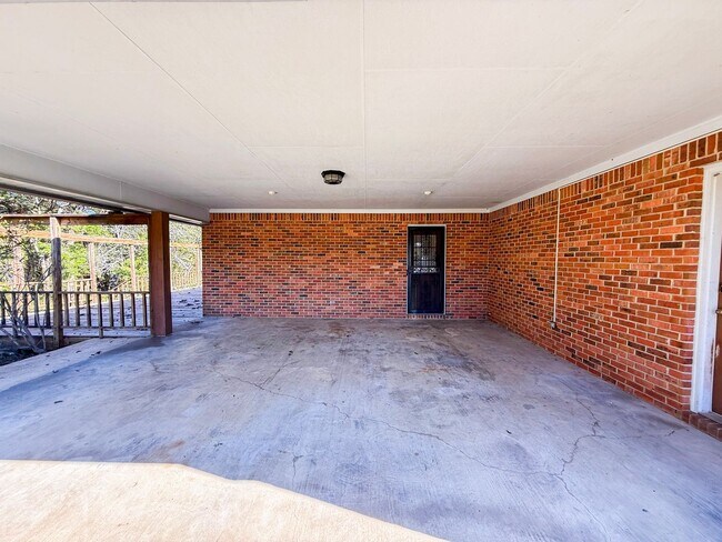 Building Photo - Newly repainted 3-bedroom, 2-bath home