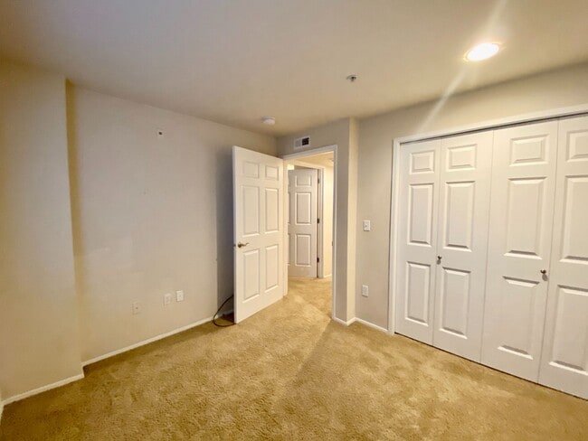 Building Photo - Beautiful Condo Within Walking Distance of Downtown Redmond!!