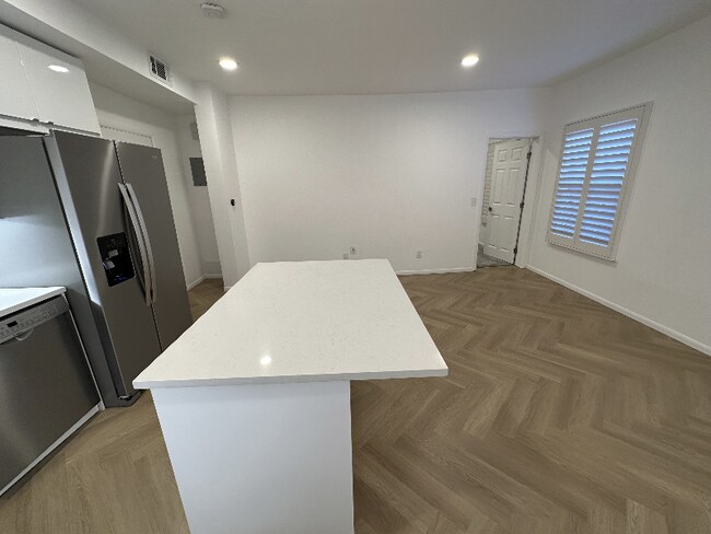 Building Photo - 1119 Poinsettia Dr