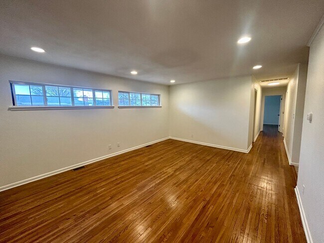 Foto del edificio - Beautiful updated Midtown home in the loved Lortondale addition