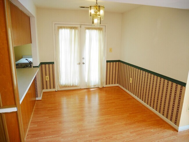 Building Photo - Two Bedroom, Two Full Bathroom Condo- Belt...