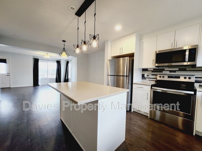 Photo du bâtiment - 3027-3151 151 Avenue Northwest