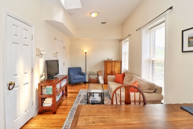 Building Photo - 206 Christopher Columbus Dr