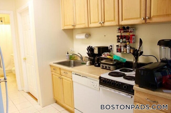 Building Photo - 879 Beacon St