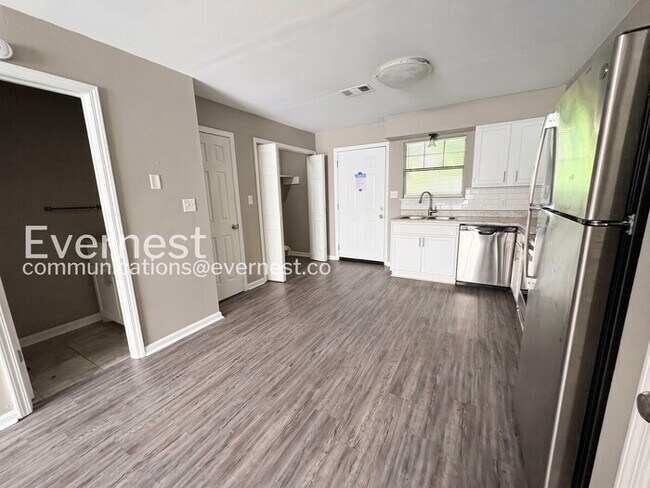 Foto del edificio - 1800 Labette Manor Dr