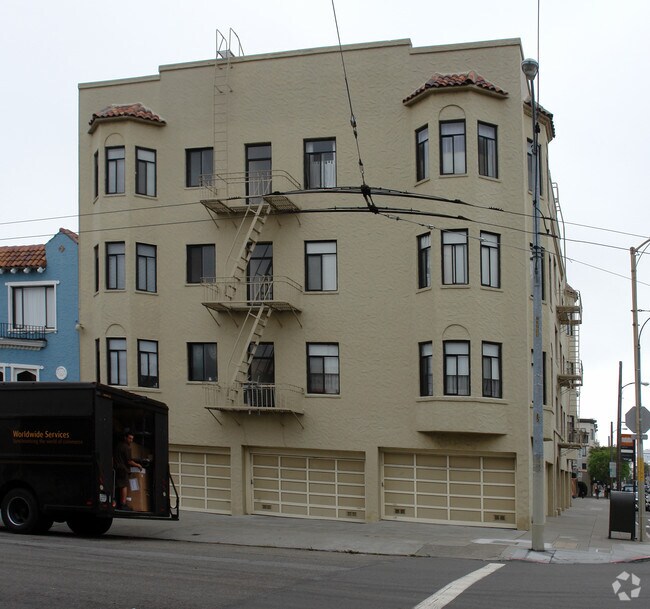 Building Photo - 2490 Chestnut St