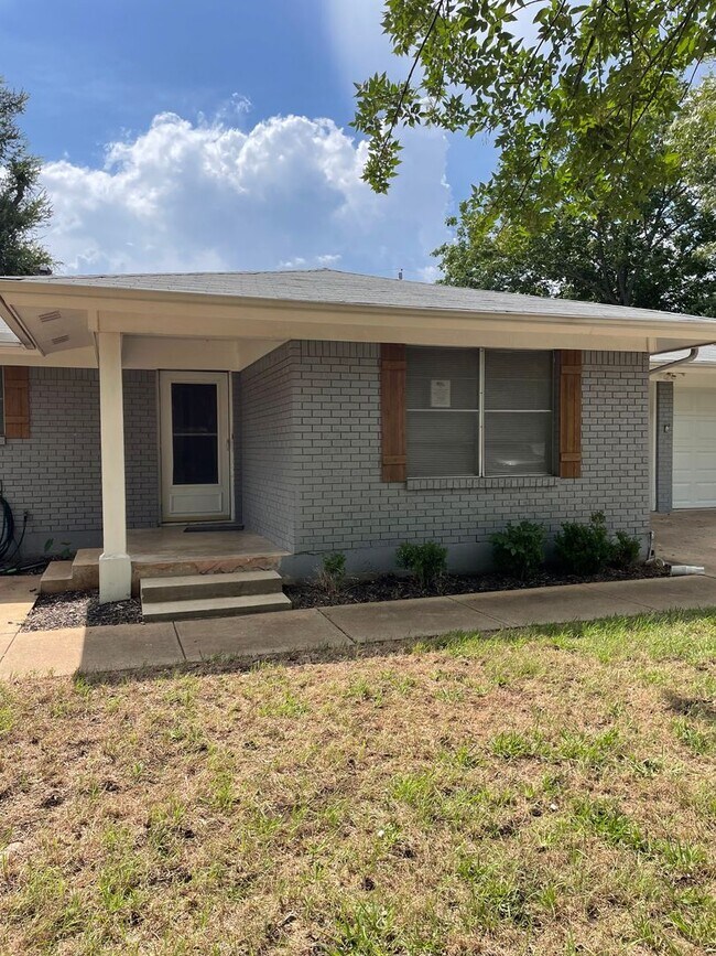 Building Photo - Available Now! Limit of 2 pets. Charming 3...