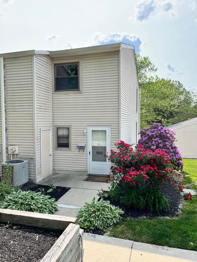 Building Photo - 2022 Valley Dr