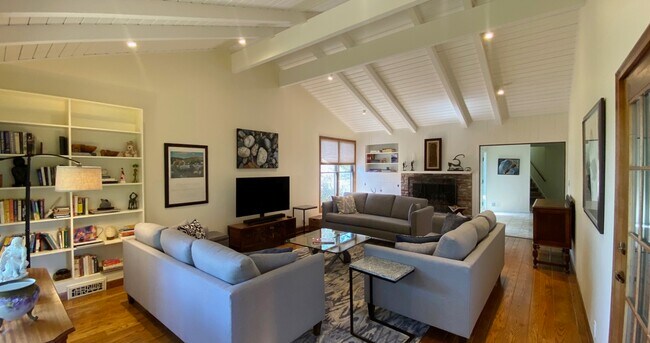 Large Vaulted Ceiling Living Room - 75 Dunfries Ter