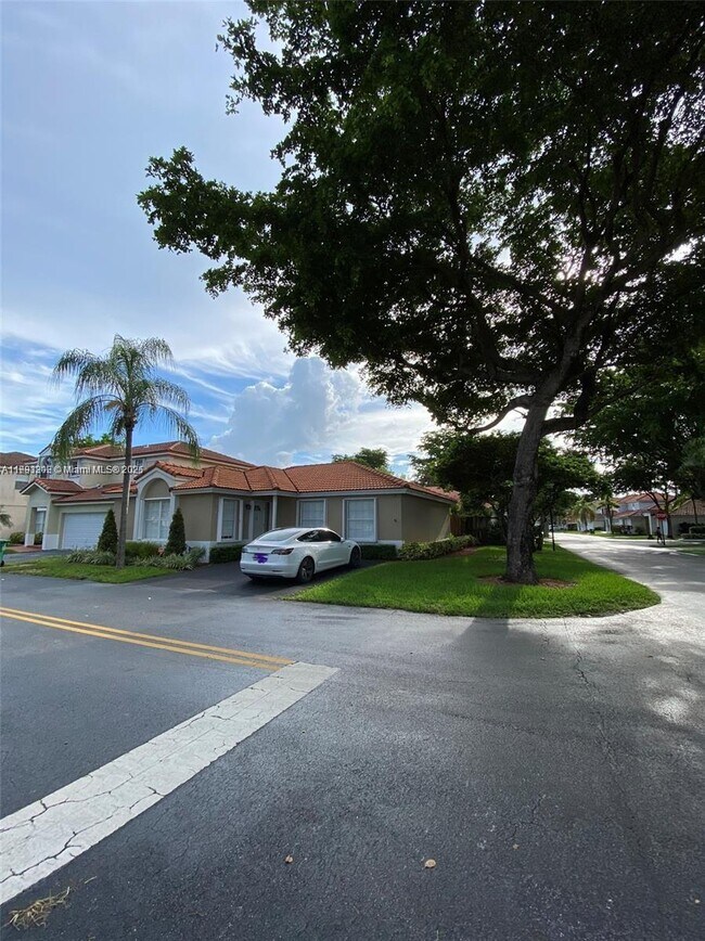 Foto del edificio - 5596 NW 102nd Ct