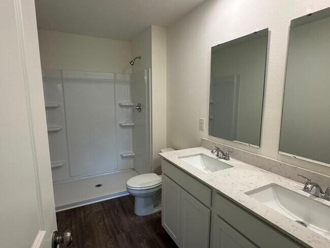 Building Photo - 204 Iris Ln