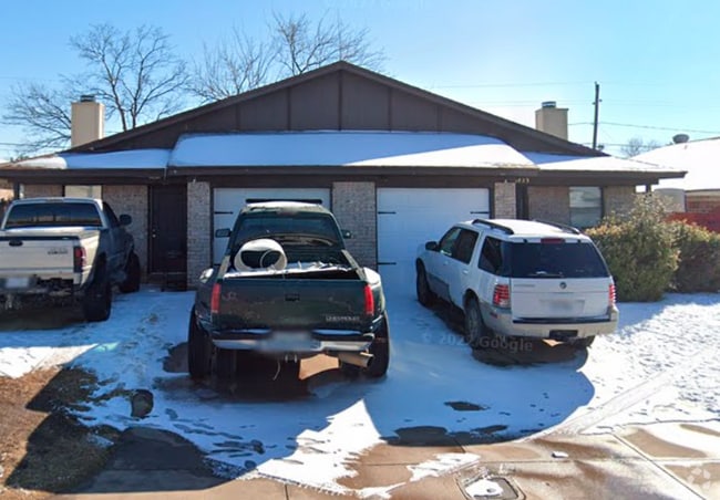 Building Photo - 6823 S Creek Dr