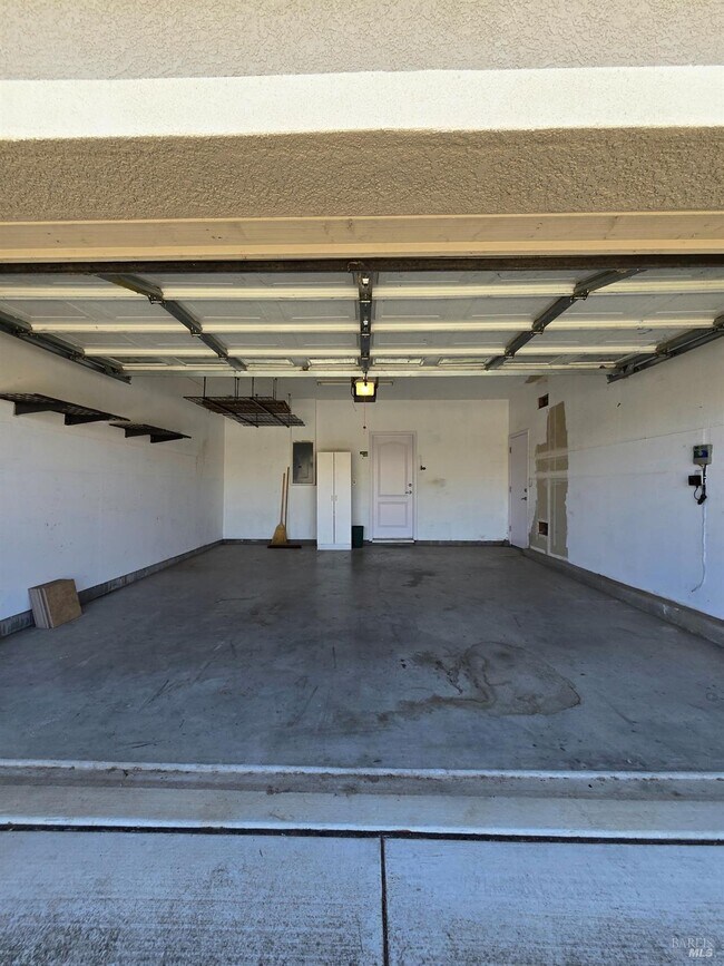 Building Photo - 548 White Pine St