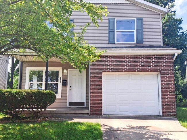 Foto del edificio - 4 Bed / 2 Full Bath House on a Quiet Dead-End Street — Attached Garage, Central A/C, W/D Hookups ...