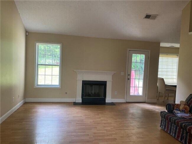 Building Photo - 405 Shadetree Ln