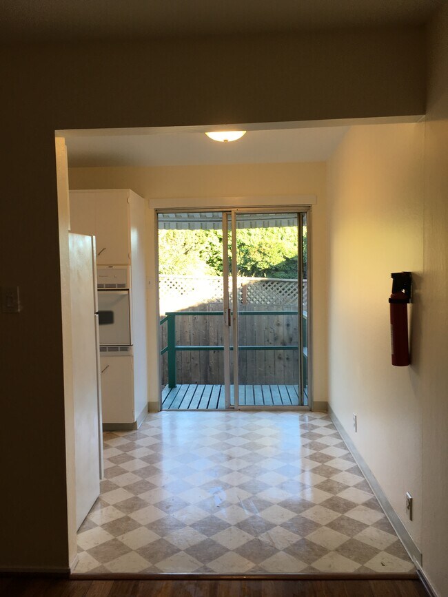 Sala de estar hacia la cocina y terraza trasera hacia el patio. - 5428 Van Fleet Avenue