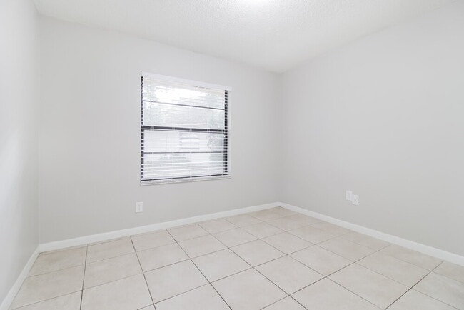 Building Photo - 4262 Sandhurst Dr