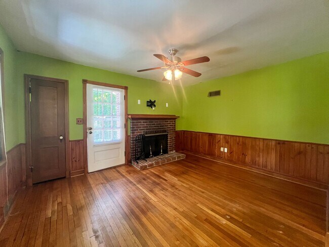 Building Photo - Charming 4 BR/2 BA Single-Family Home in B...
