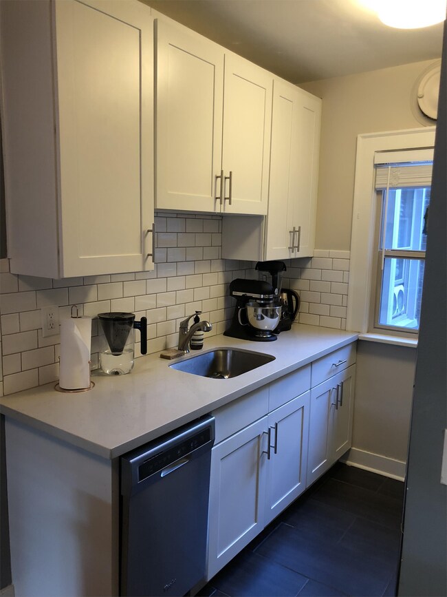 Building Photo - 411 Bellevue Ave E