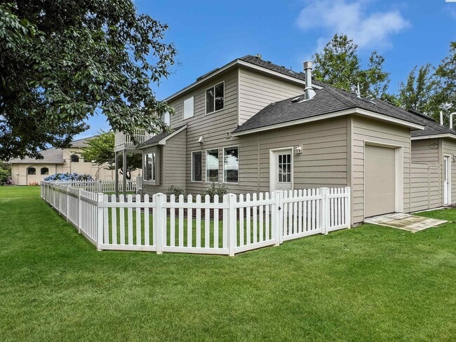 Building Photo - 4 Bedrooms Plus an Office Steps from the R...