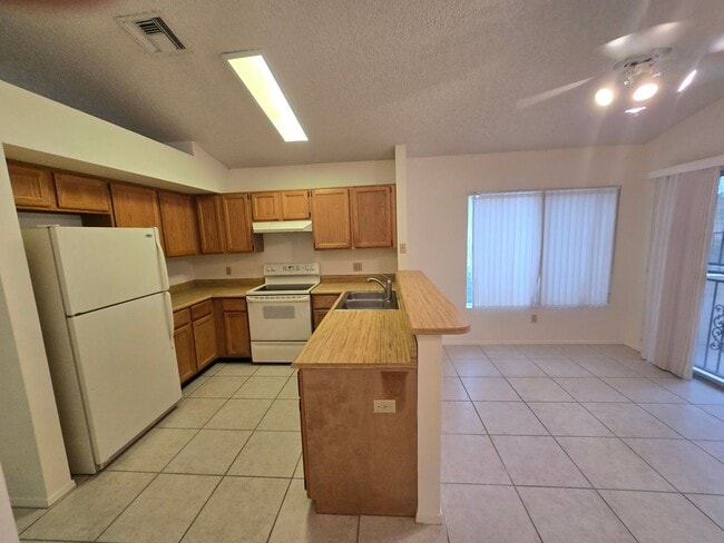 Building Photo - 1120 N Val Vista Dr