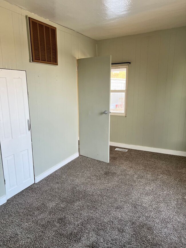 Building Photo - 3 bedroom 1 bath home!