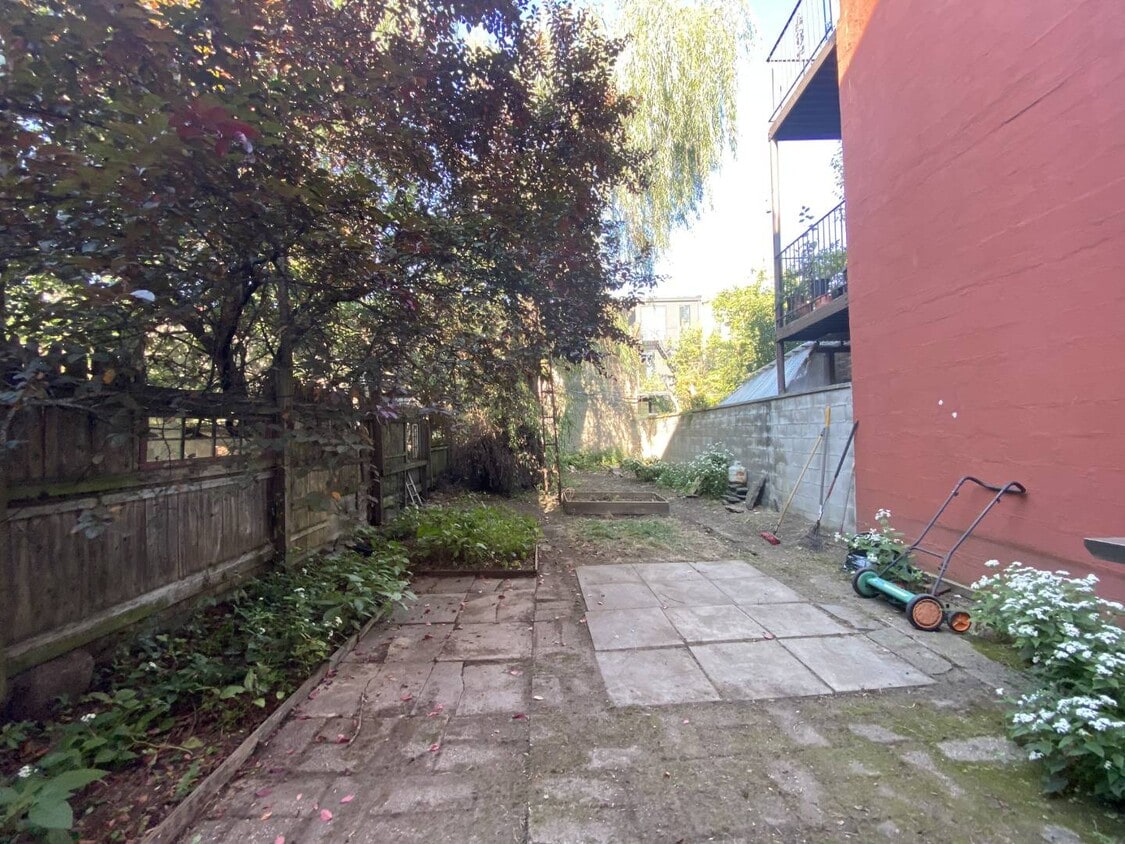 Primary Photo - 130 Coffey St