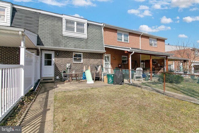 Foto del edificio - 933 Elm Rd