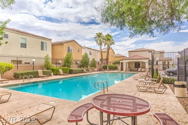 Building Photo - WONDERFUL 2 BEDROOM HOME! COMMUNITY POOL &...